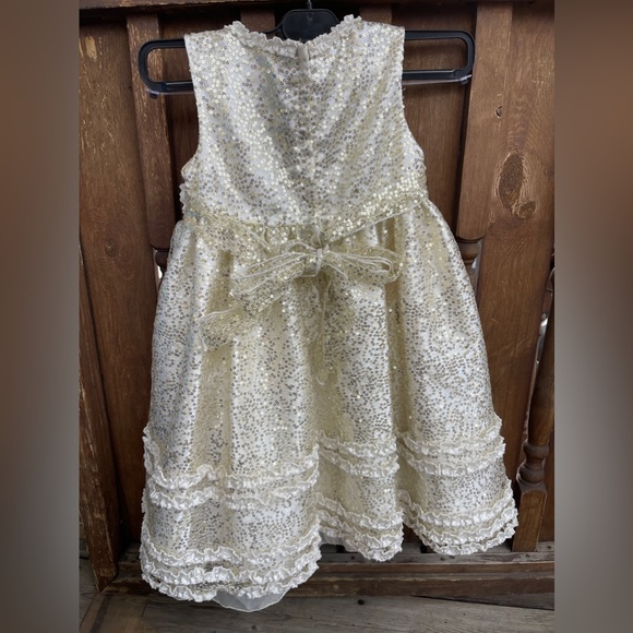 “Cinderella” girls, gold, sequined event dress size 4T. Smoke free - Picture 2 of 7